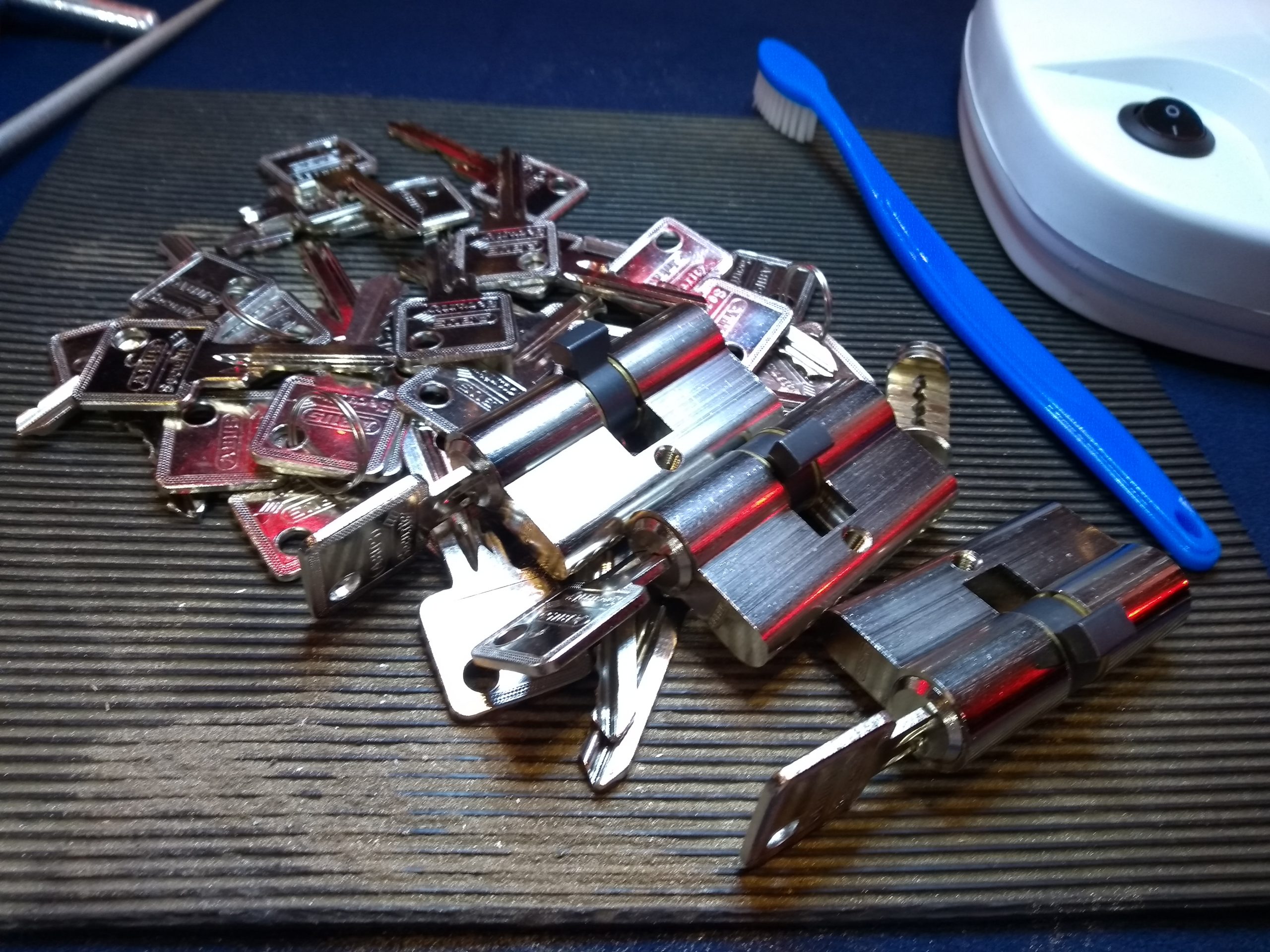 Locksport: A Hackers Guide to Lockpicking, Impressioning, and Safe Cracking  » Let Me Read